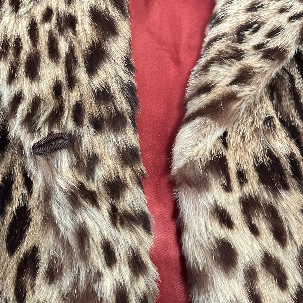 Vintage Fur Leopard-like Cropped Cape w/ Red Interior - Picture 3 of 6